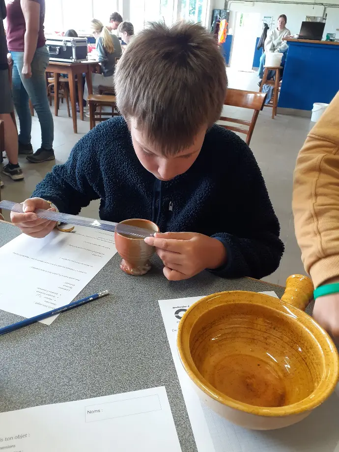 photo d'enfant mesurant de la céramique
