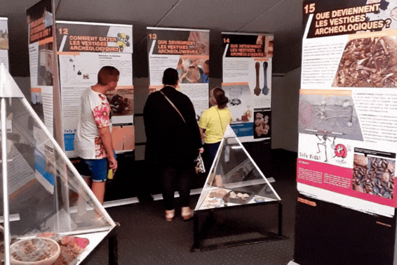 vidéo montrant des visiteurs à une exposition