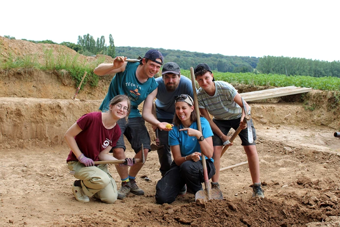 photo de stagiaires archeolo-J