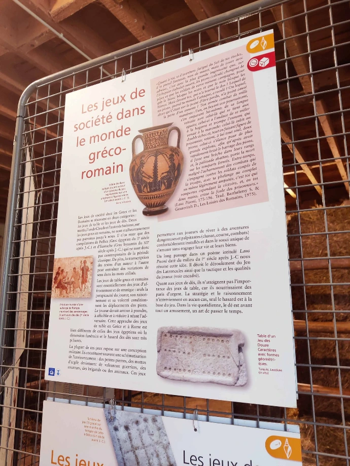 panneau d'expo accroché